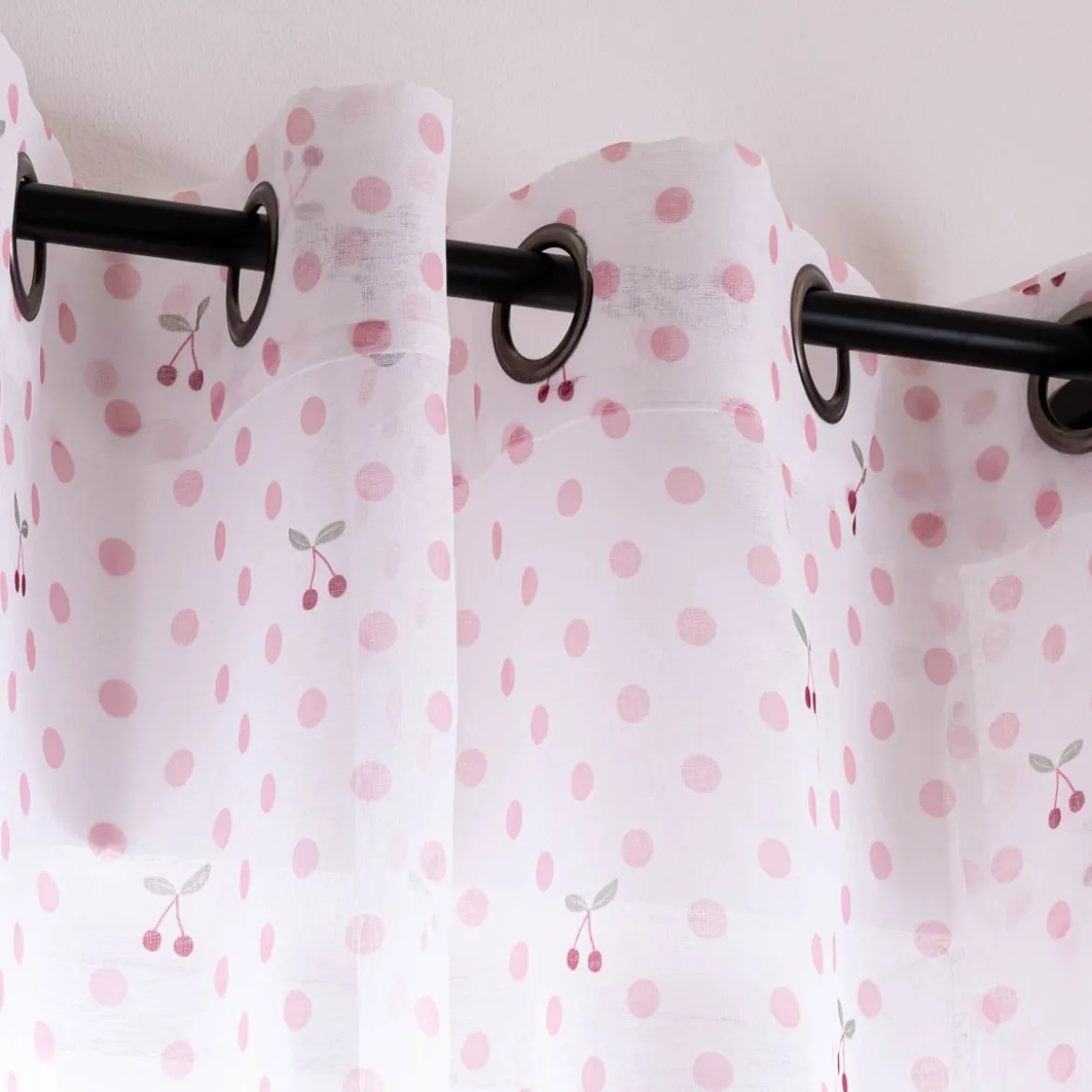 Kinderzimmer Ösengardine gemustert Punkte mit Kirschen halbtransparent weiß rosa 140x260cm