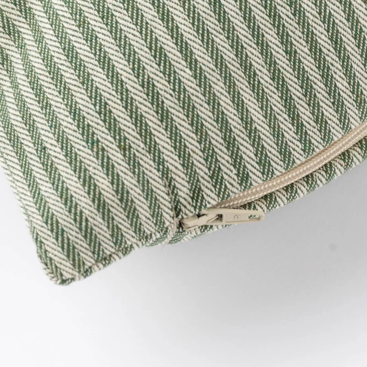 Kissenhülle aus Dobbystoff mit schmalen Streifen grün beige in versch. Größen von SCHÖNER LEBEN.