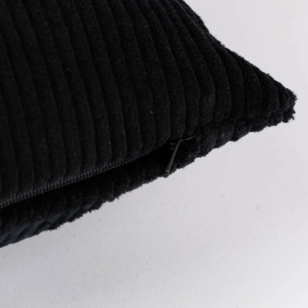 Kissenhülle Cord schwarz verschiedene Größen von SCHÖNER LEBEN.