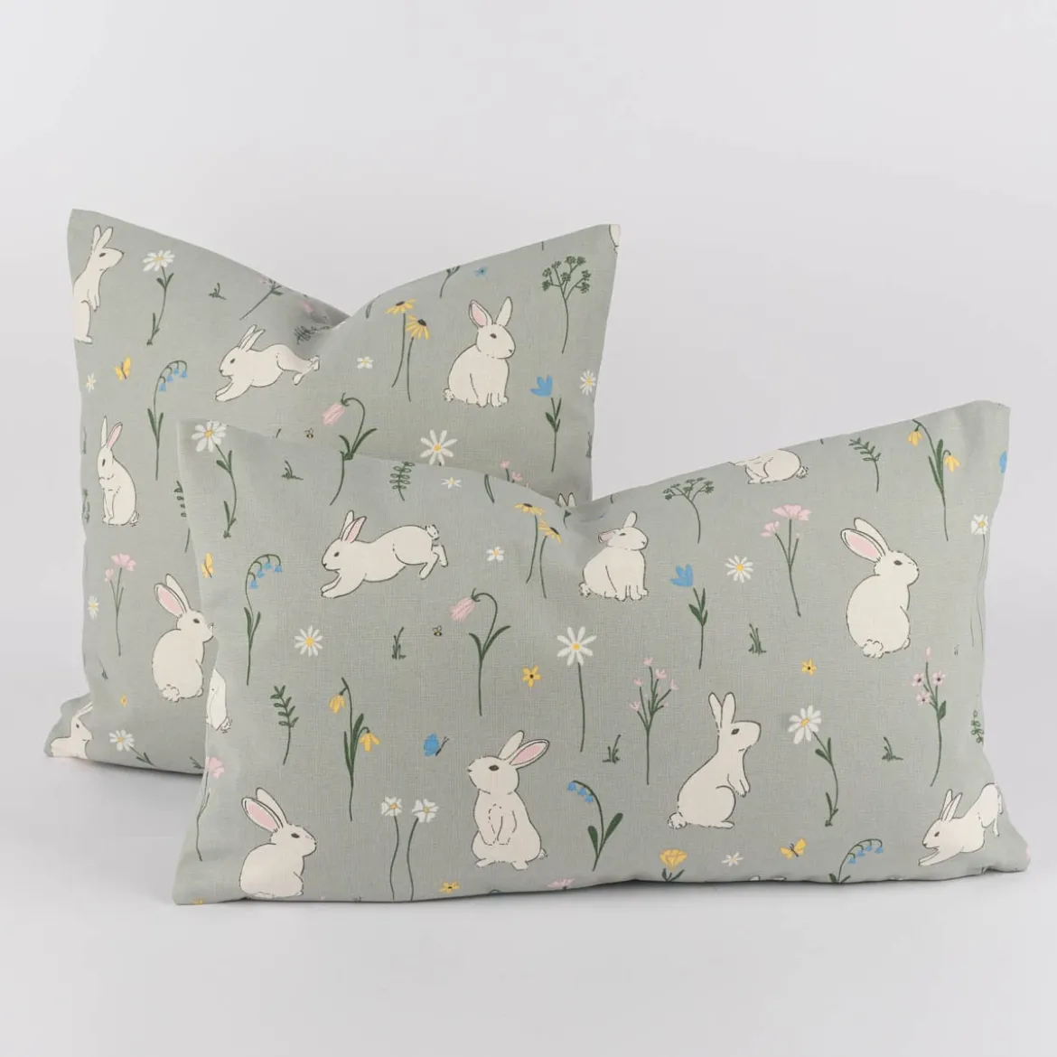 Kissenhülle Cute Rabbit Garden Hasen Blumen mintgrün bunt in versch. Größen von SCHÖNER LEBEN.