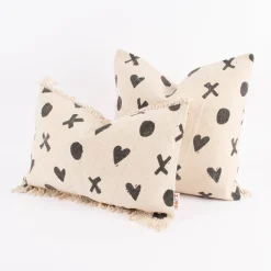 Kissenhülle Faiza mit Fransen Punkte Herzen Kreuze creme schwarz 30x50cm