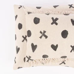Kissenhülle Faiza mit Fransen Punkte Herzen Kreuze creme schwarz 30x50cm
