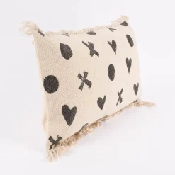 Kissenhülle Faiza mit Fransen Punkte Herzen Kreuze creme schwarz 30x50cm