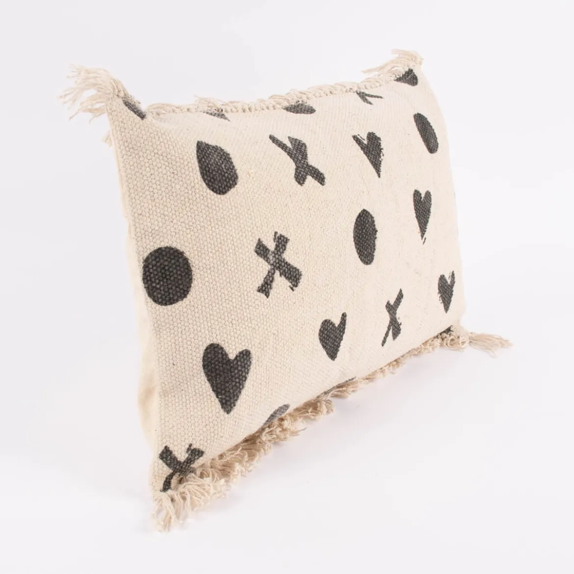 Kissenhülle Faiza mit Fransen Punkte Herzen Kreuze creme schwarz 30x50cm