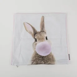Kissenhülle Hase mit Kaugummiblase Baumwolle natur 45x45cm von Magma