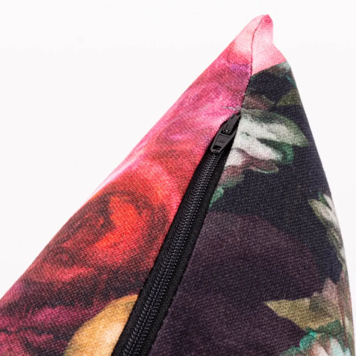 Kissenhülle Rosetta Rosen schwarz pink in versch. Größen von SCHÖNER LEBEN.