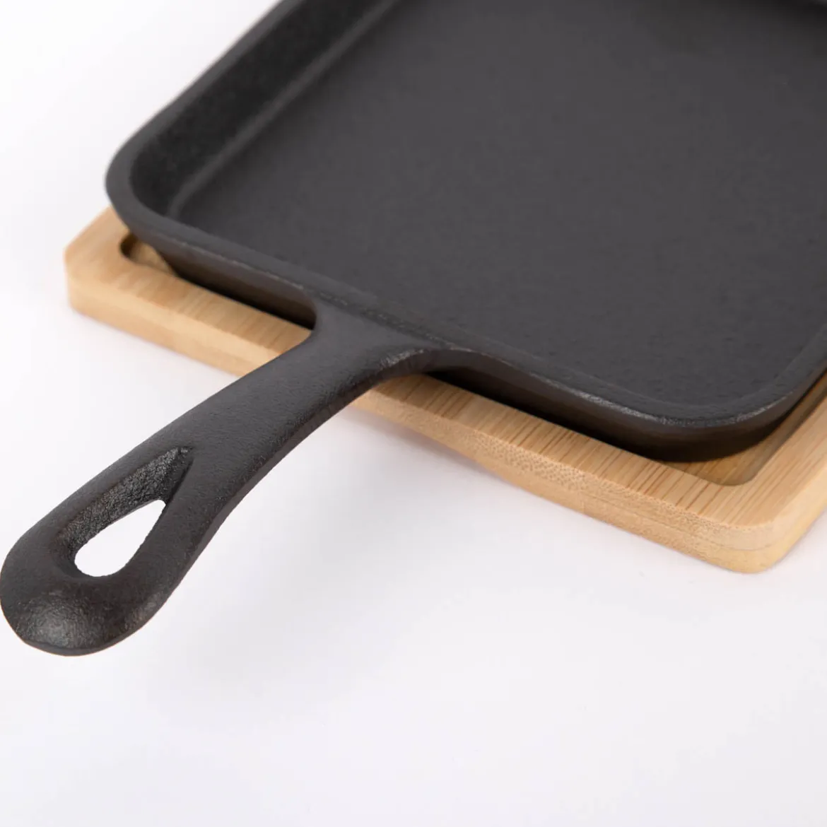 Kleine Gusseisen Pfanne mit Bambusuntersetzer schwarz natur 24x14cm
