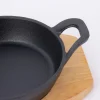Kleine Gusseisen Pfanne mit Holzbrett schwarz natur 22,5x15x4cm