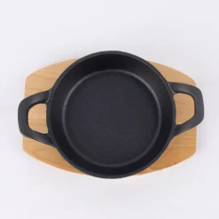 Kleine Gusseisen Pfanne mit Holzbrett schwarz natur 22,5x15x4cm