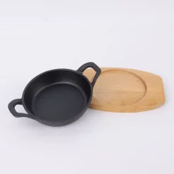 Kleine Gusseisen Pfanne mit Holzbrett schwarz natur 22,5x15x4cm