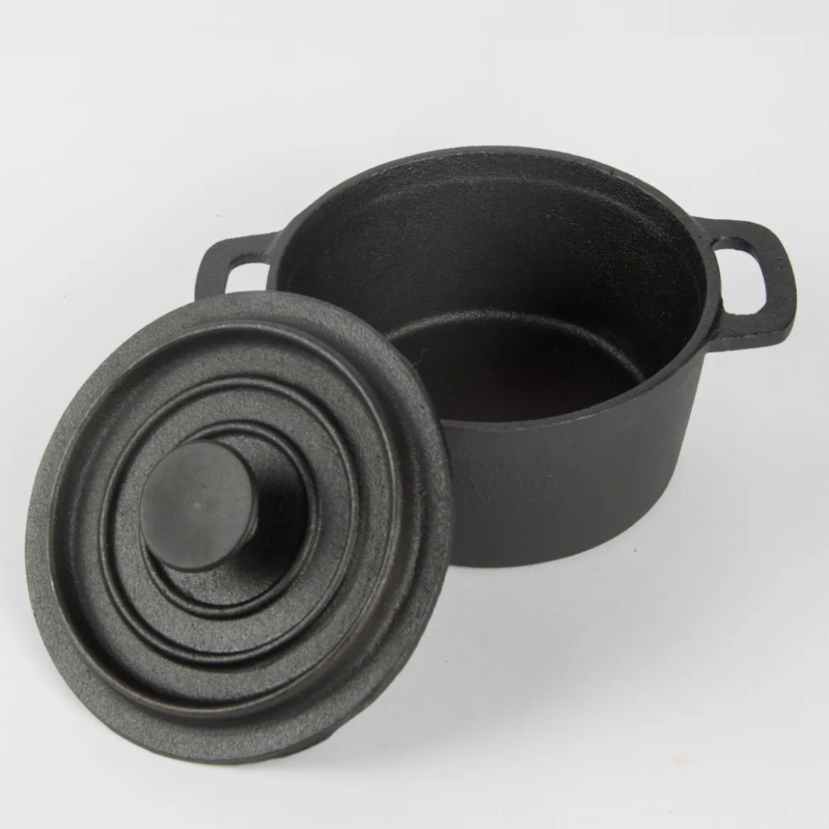 Kleiner Topf mit Deckel aus Gusseisen schwarz 14x7,5cm