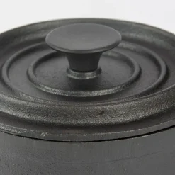Kleiner Topf mit Deckel aus Gusseisen schwarz 14x7,5cm