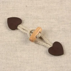 Knebelverschluß Herz für Kinder dunkelbraun natur 2,4x10cm