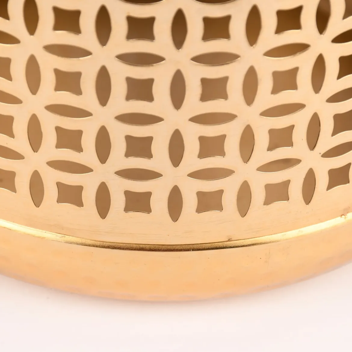 Laterne Ornamente Metall perforiert goldfarbig 24x26cm
