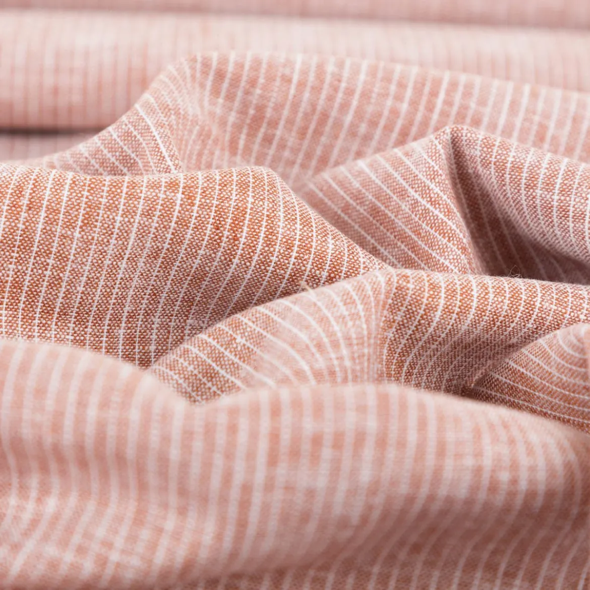 Leinen-Baumwollstoff Chambray Nadelstreifen meliert ziegelrot 1,38m Breite