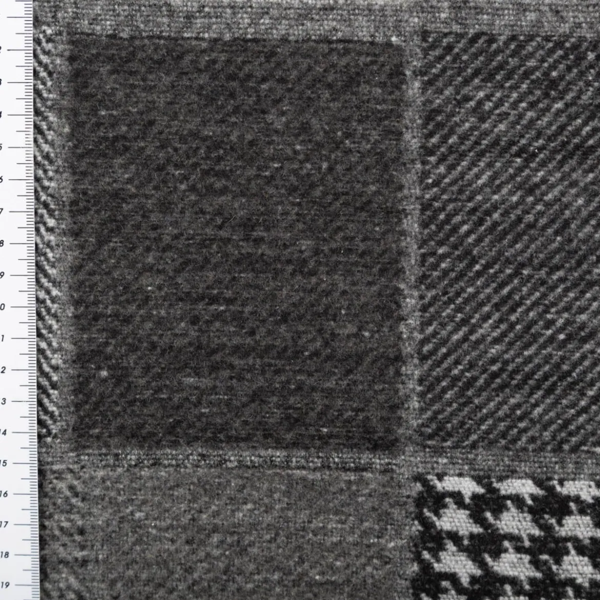 Mantelstoff Jacquard gebürstet Patchwork Karos grau 145 cm breit