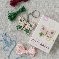 Mini Stick-Set Schmetterling Schlüsselanhänger aus Holz von Rex London