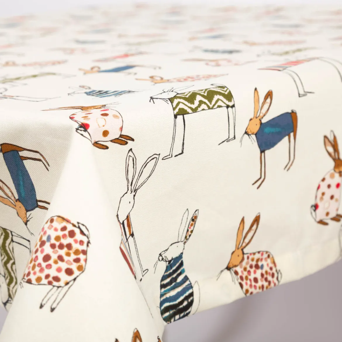Mitteldecke Tischdecke aus Baumwolle mit Hasen beige bunt in versch. Größen von SCHÖNER LEBEN.