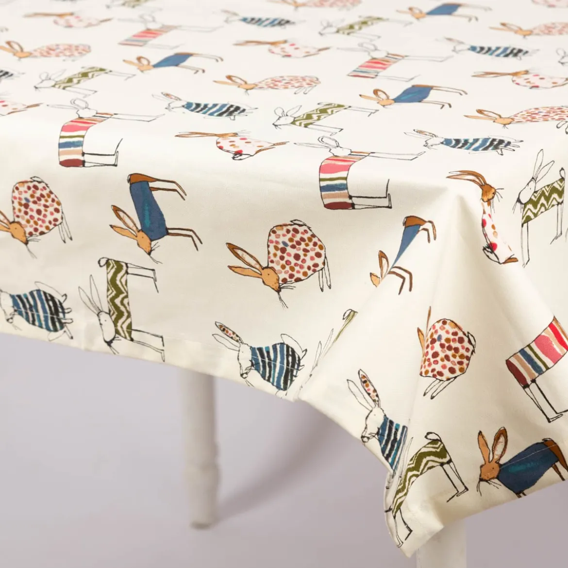 Mitteldecke Tischdecke aus Baumwolle mit Hasen beige bunt in versch. Größen von SCHÖNER LEBEN.