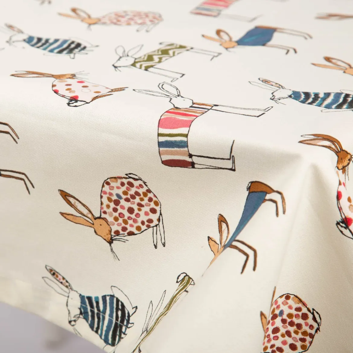 Mitteldecke Tischdecke aus Baumwolle mit Hasen beige bunt in versch. Größen von SCHÖNER LEBEN.