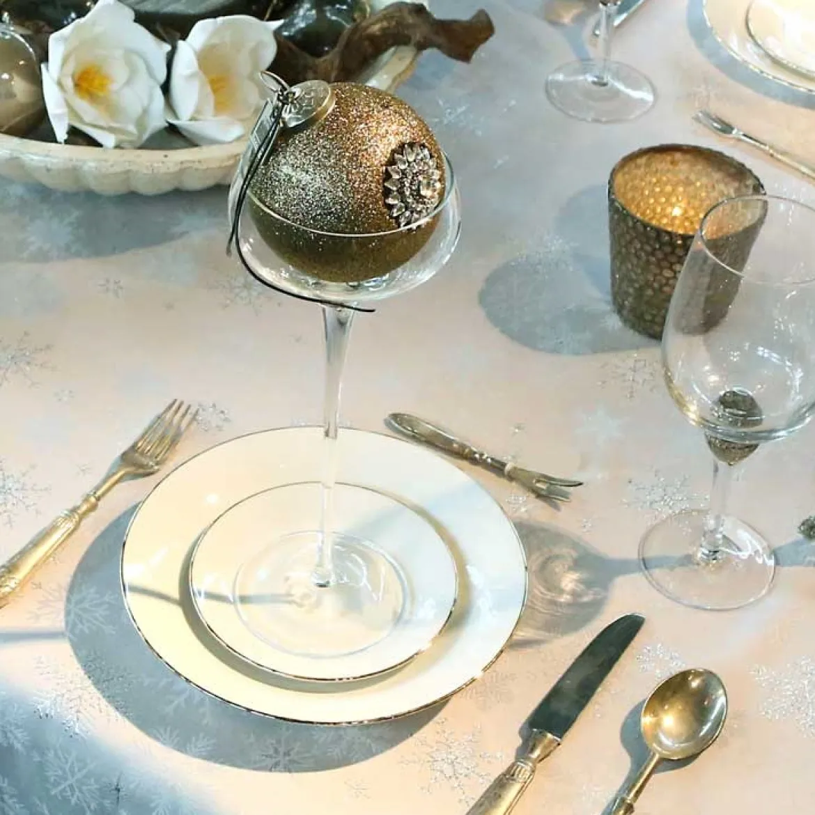 Mitteldecke Tischdecke Crystal Eiskristalle Schneeflocken Metallic Glitzer grau silberfarbig 90x90cm