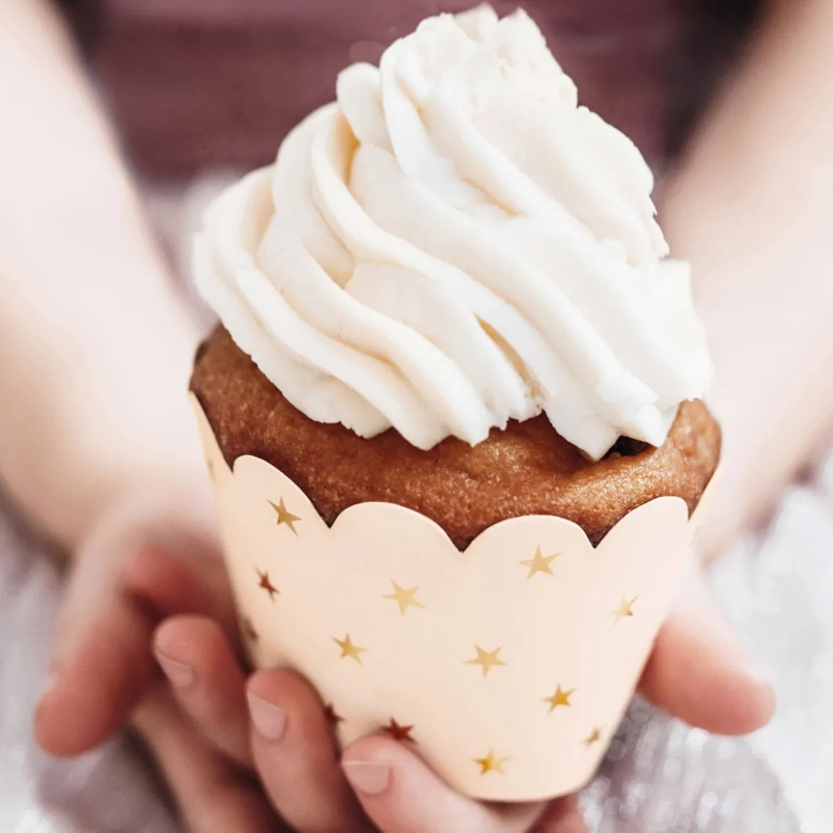 Muffin Cupcake Förmchen mit goldfarbigen Sternchen light peach 6 Stück 5x7,5x5cm