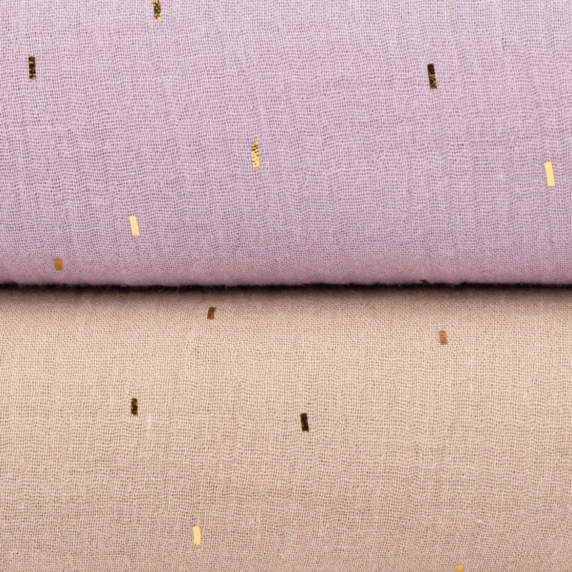 Musselin Stoff Baumwolle Foliendruck Konfetti Striche einfarbig hell violett goldfarbig 1,35m Breite