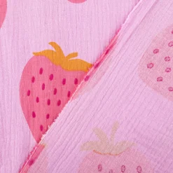 Musselin Stoff STRAWBERRIES Erdbeeren groß hell lila pink 1,35m Breite
