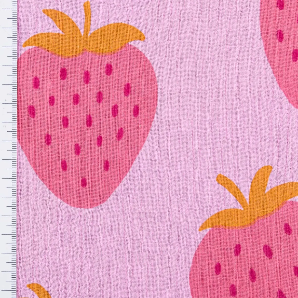 Musselin Stoff STRAWBERRIES Erdbeeren groß hell lila pink 1,35m Breite