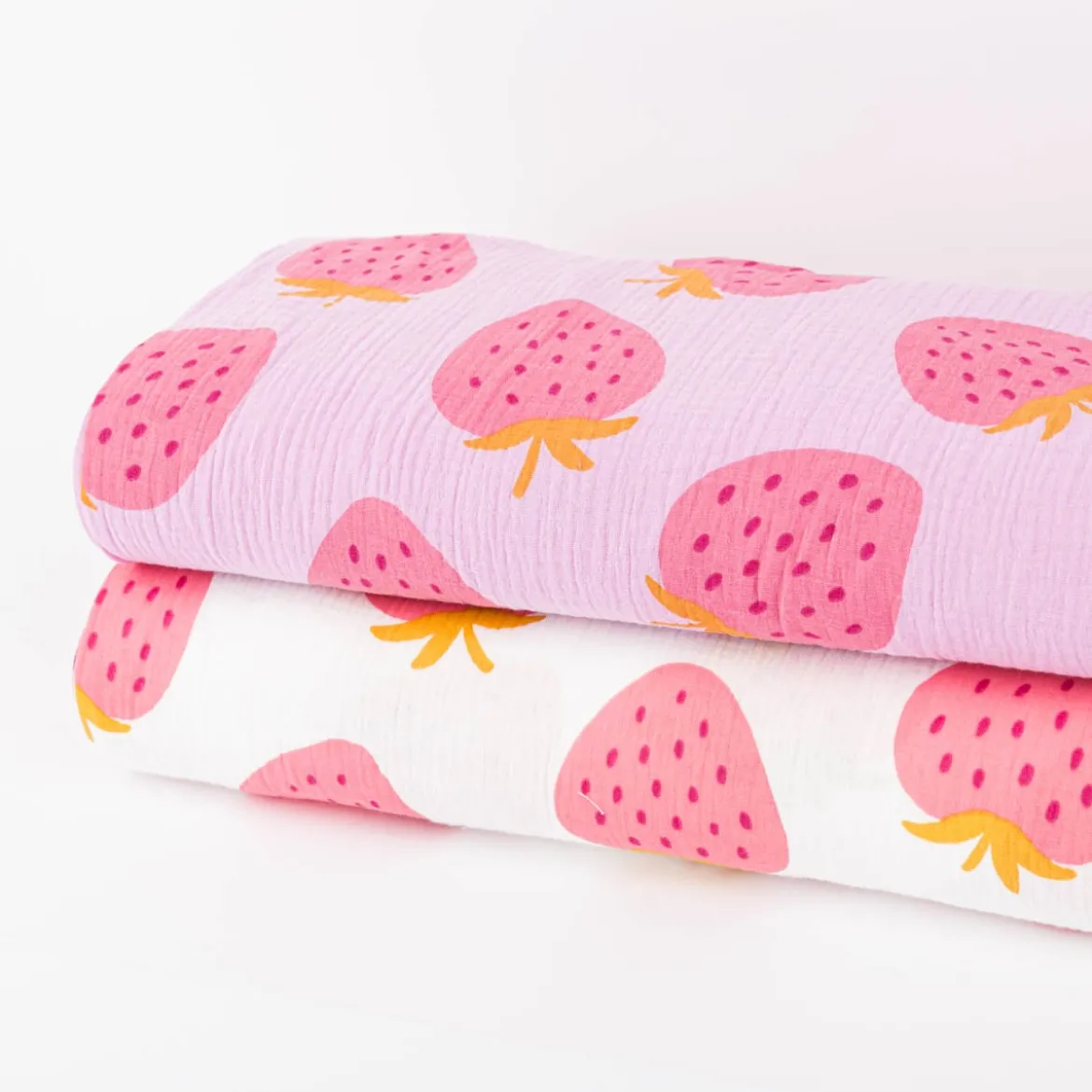 Musselin Stoff STRAWBERRIES Erdbeeren groß hell lila pink 1,35m Breite