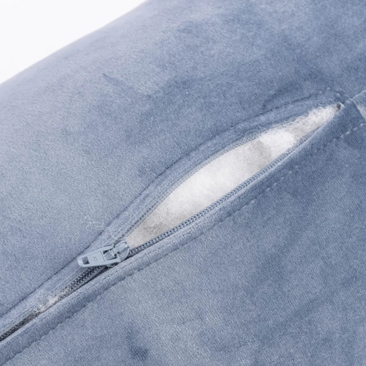 Nackenrolle aus Samt Le Velvet mit Kederumrandung und Reißverschluss sky blau 20x55cm von SCHÖNER LEBEN.