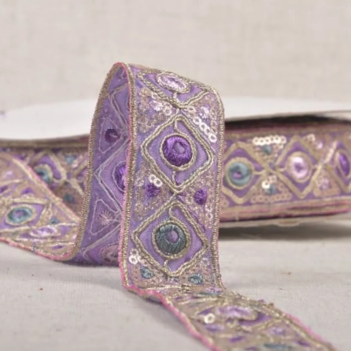 Paillettenband bestickt blassviolett 3cm Breite