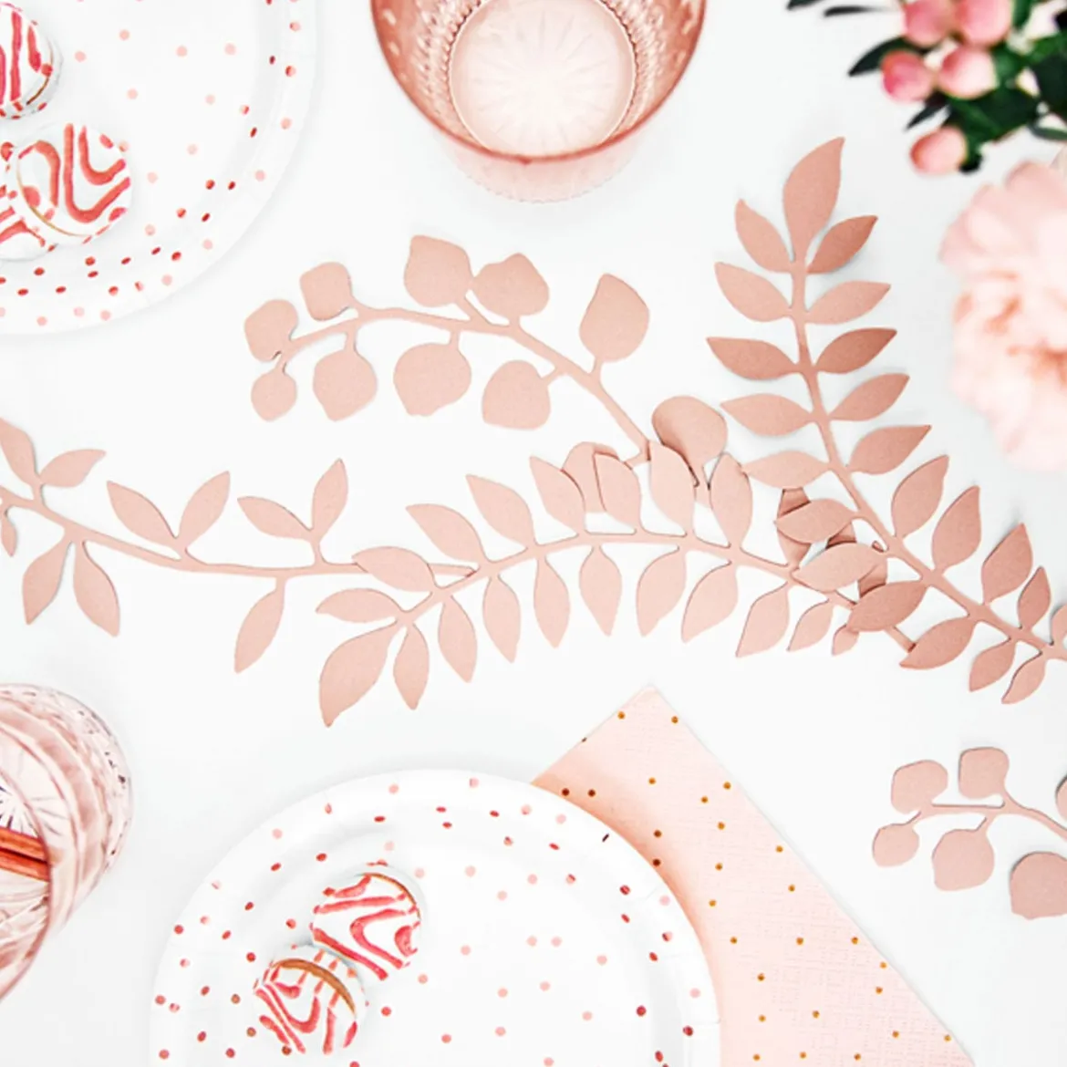 Partyteller Pünktchen weiß rosegold Pappe 6 Stück 18cm