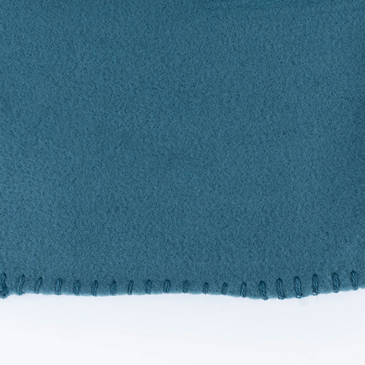 Plaid aus Polyester mit grobem Kettelrand einfarbig blau 125x150cm