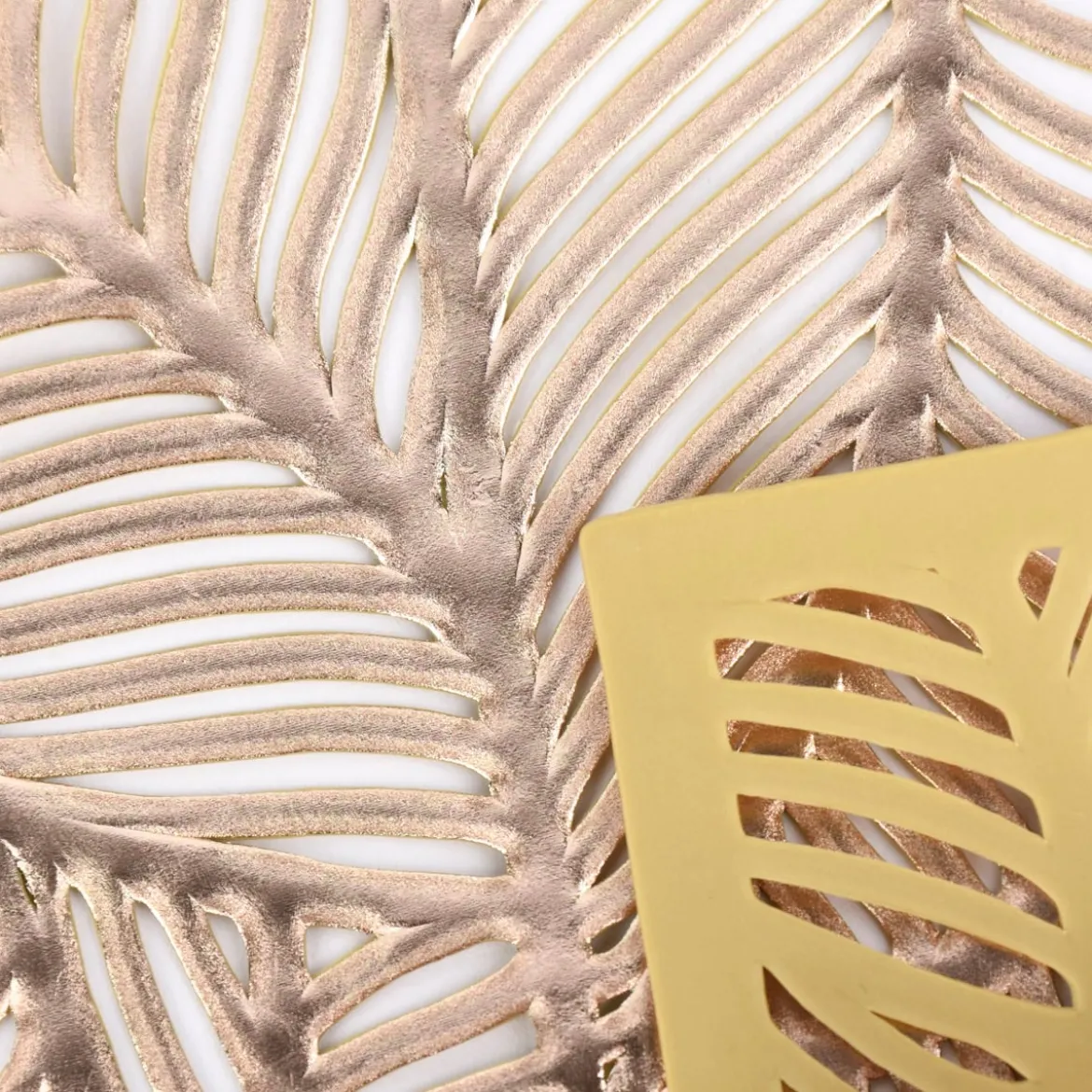 Platzset Blätter perforiert Kunststoff gold 30x45cm