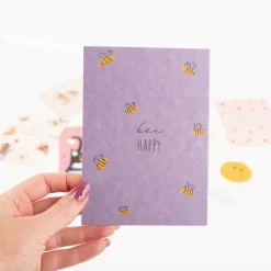 Postkarte Bee Happy mit Bienen lila aus Pappe A6 von KEITCARDS