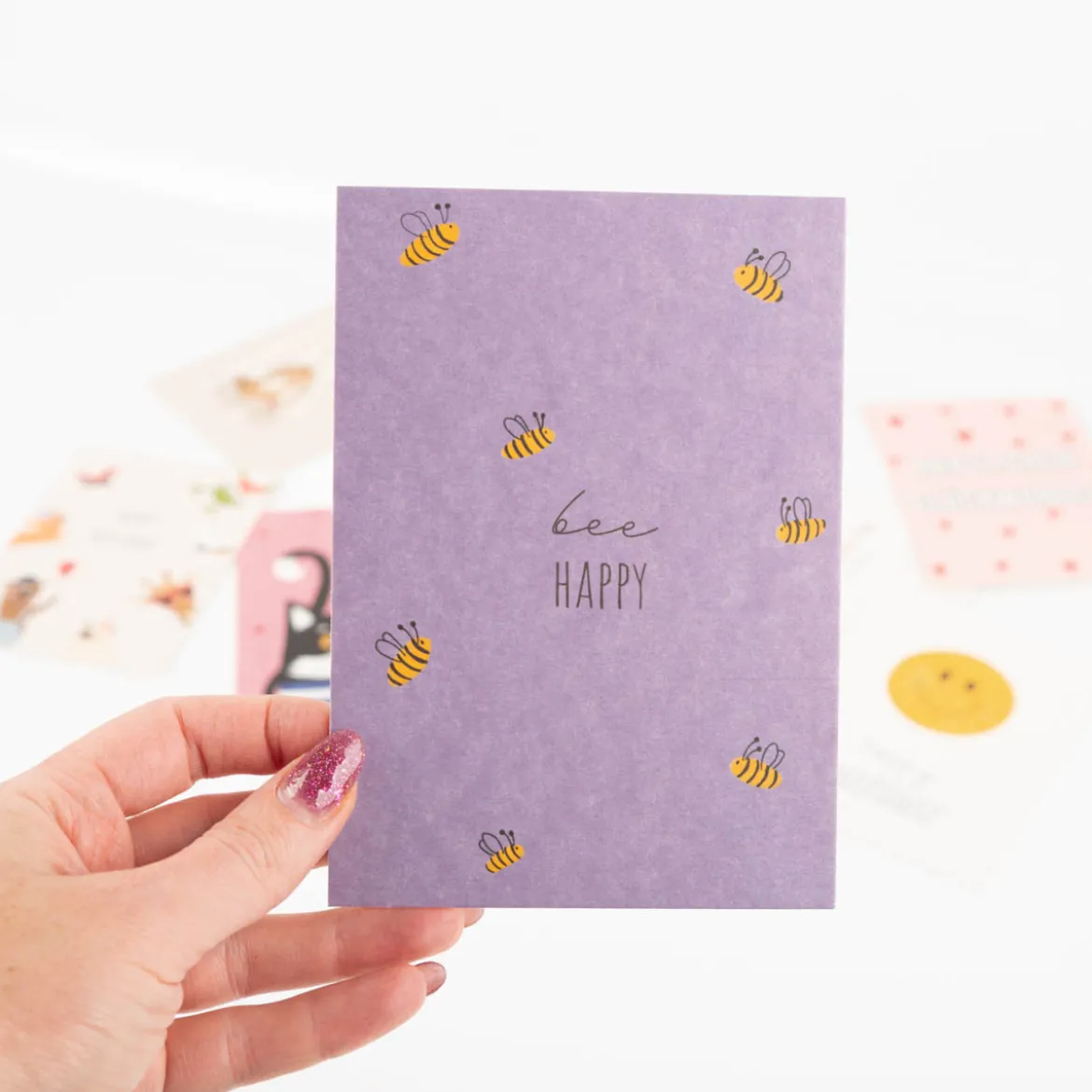 Postkarte Bee Happy mit Bienen lila aus Pappe A6 von KEITCARDS