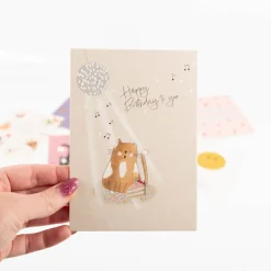 Postkarte Happy Birthday mit singender Katze beige A6 von KEITCARDS