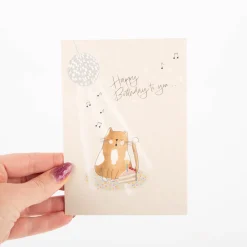 Postkarte Happy Birthday mit singender Katze beige A6 von KEITCARDS