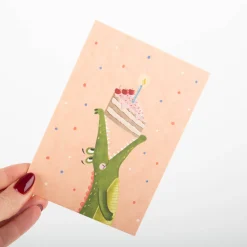 Postkarte Krokodil mit Kuchen aus Pappe A6 von KEITCARDS