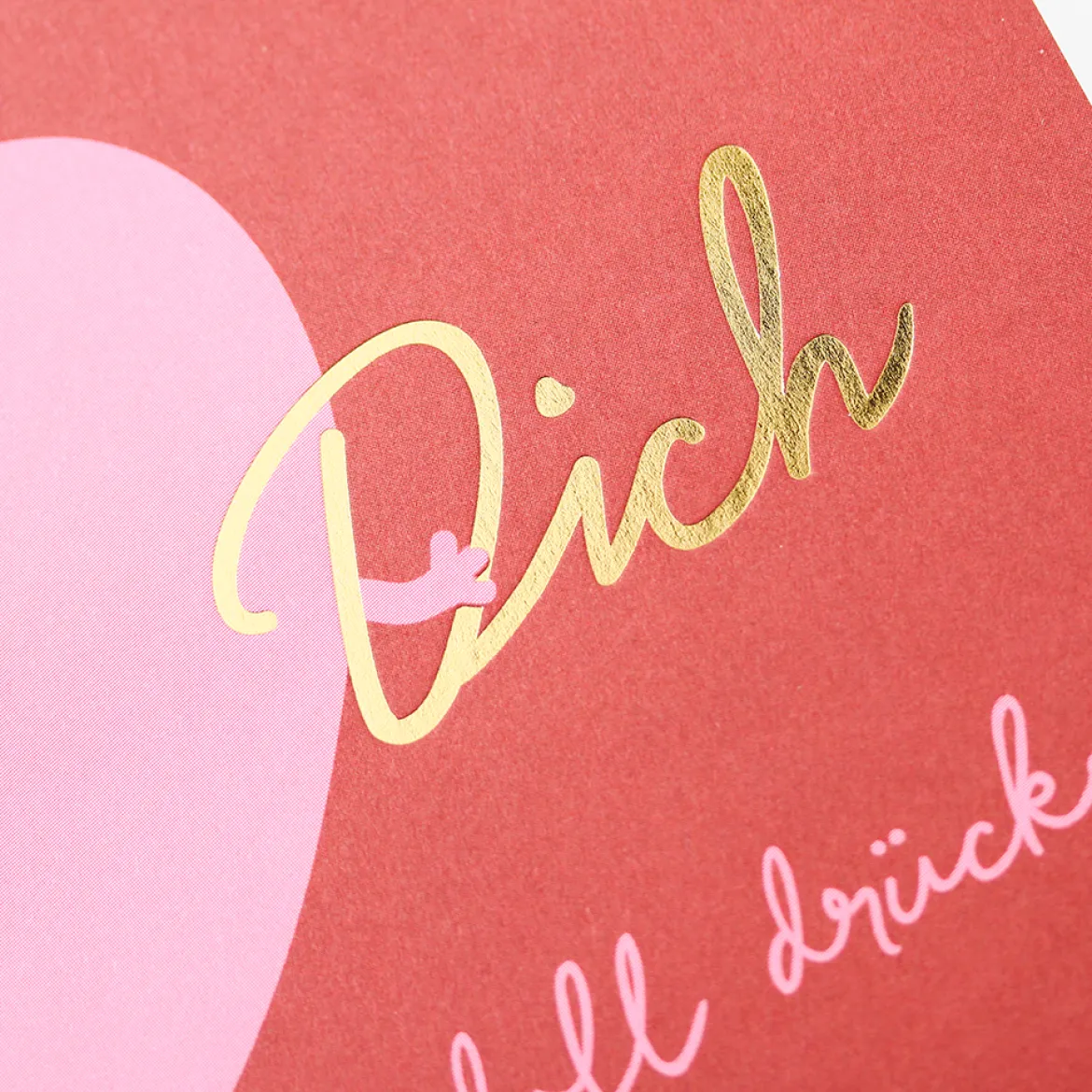 Postkarte LASS DICH GANZ DOLL DRÜCKEN Herz rot pink 105x148mm von Grafik Werkstatt
