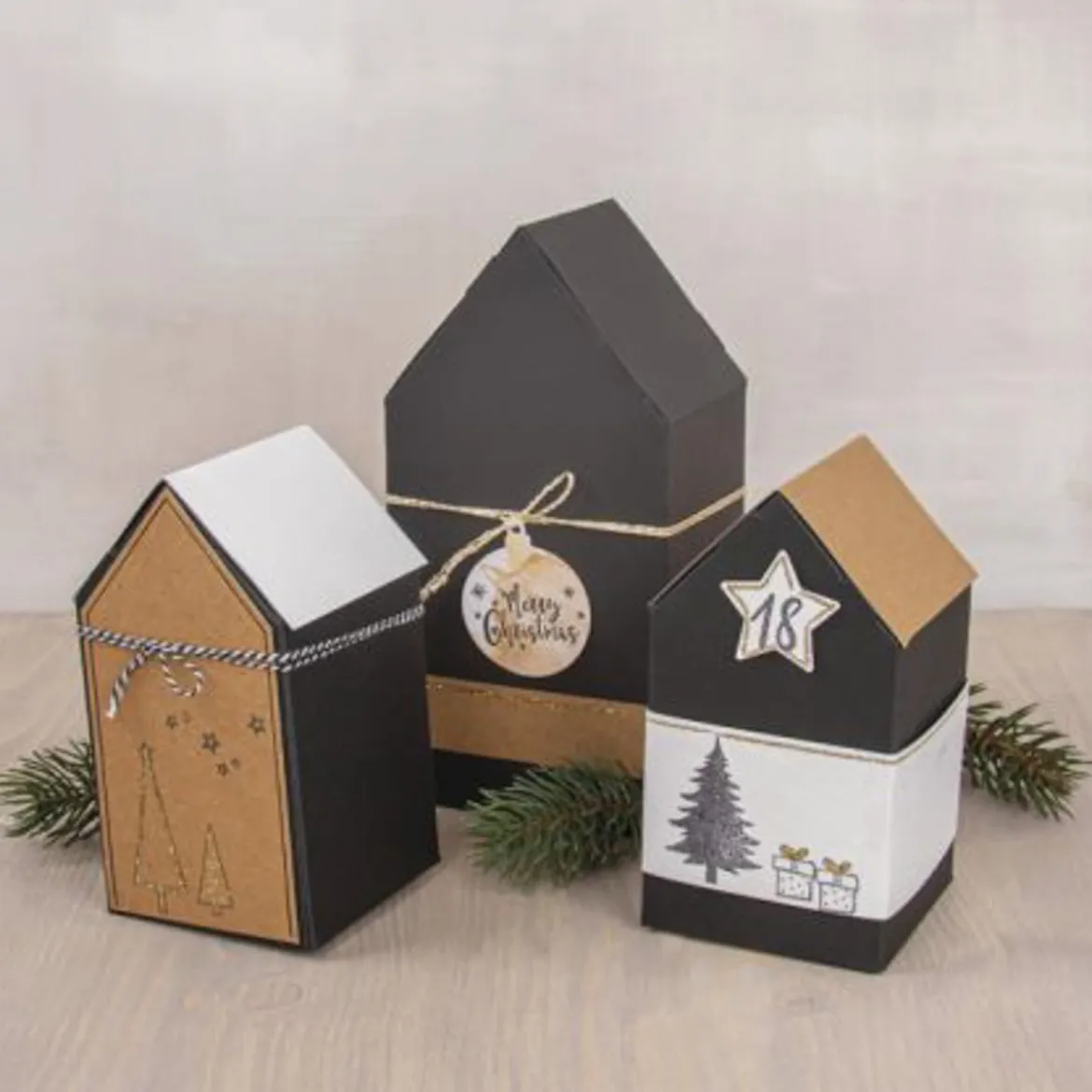 Rayher Geschenkboxen Faltschachteln Haus 3 Stück schwarz 10x7,5x20cm