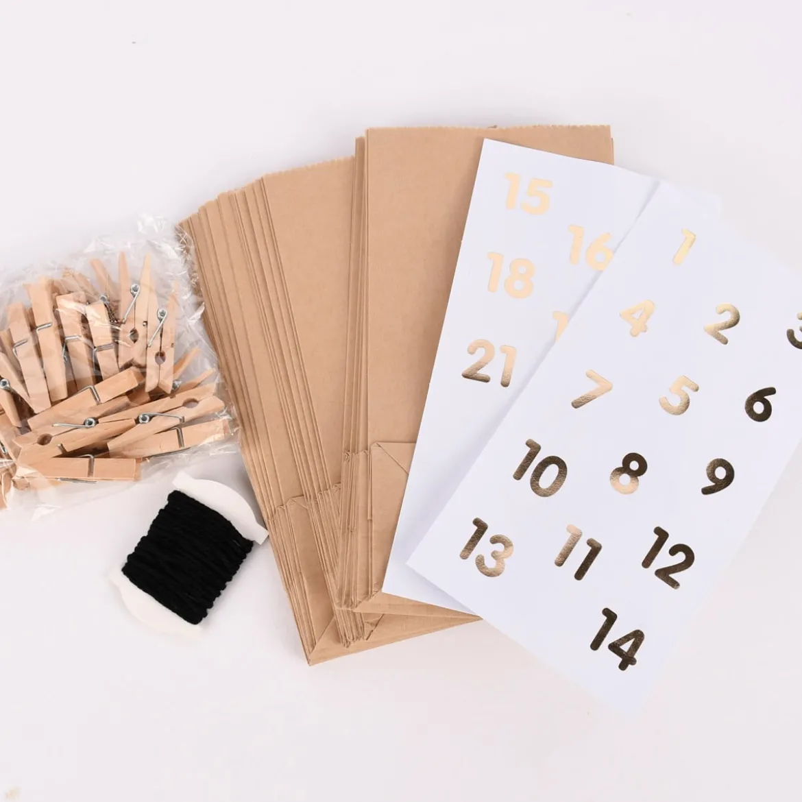 Rico Design Adventskalenderset Kraftpapier 24 Tüten inkl. Zubehör