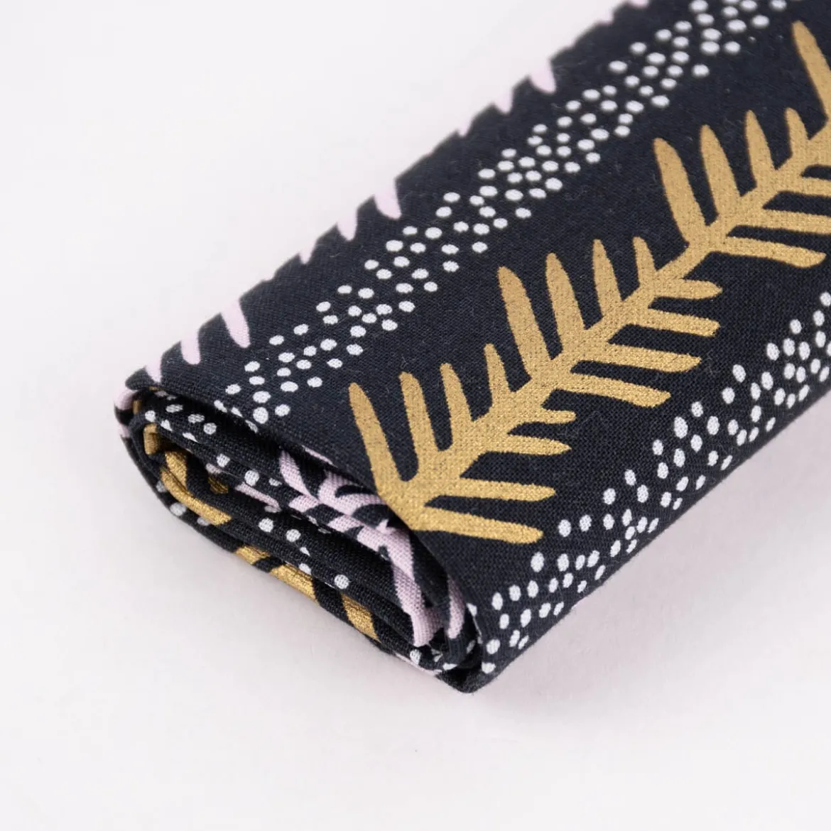 Rico Design Baumwollstoff Stoffabschnitt grafisch Zweig Punkte schwarz lila goldfarbig 50x140cm