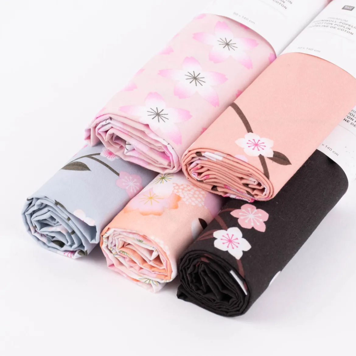 Rico Design Baumwollstoff Stoffabschnitt Kirschblütenzweige hellblau rosa 50x140cm