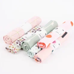 Rico Design beschichtete Baumwolle Stoffabschnitt grafisches Muster rosa lila dunkelgrün 50x140cm