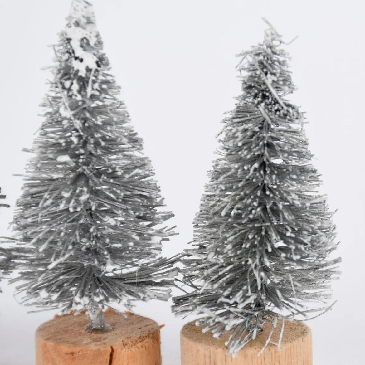 Rico Design 5er Set kleine Deko Tannen mit Schnee grau 4cm