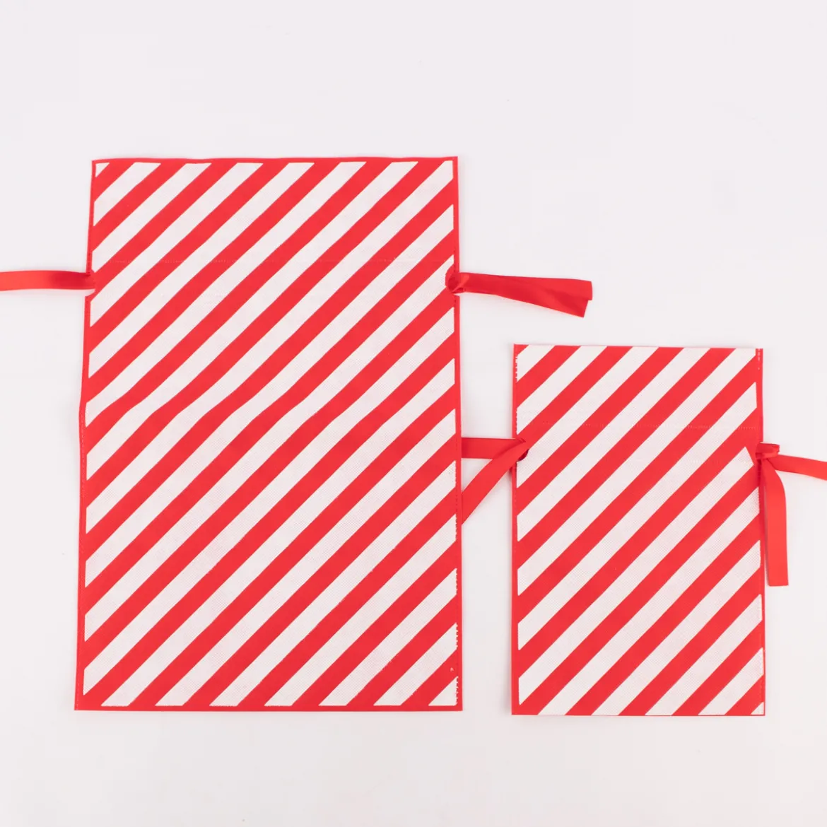 Rico Design Geschenktasche Streifen rot weiß 30x45cm
