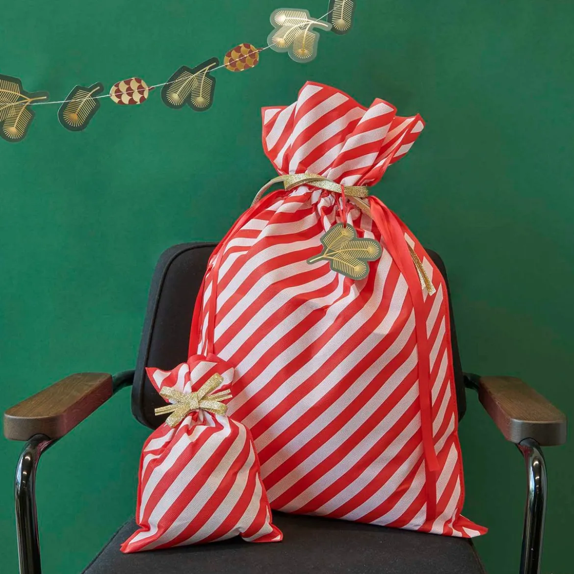 Rico Design Geschenktasche XXL Streifen rot weiß 46x69cm