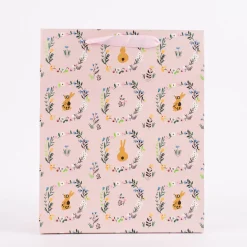Rico Design Geschenktüte groß Hase Blumenkranz rosa bunt 26x32x12cm